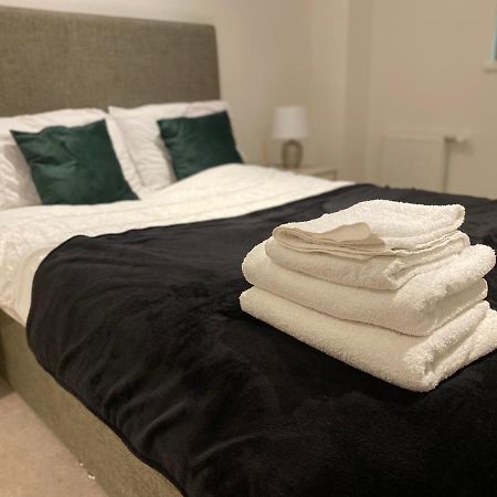Triple T Homes Cosy 2 Bedroom Apartment With Balcony Ілфорд Екстер'єр фото