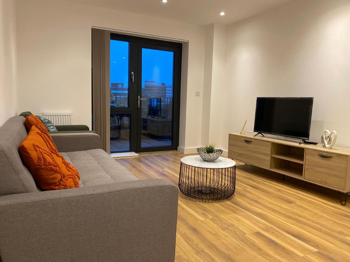 Triple T Homes Cosy 2 Bedroom Apartment With Balcony Ілфорд Екстер'єр фото