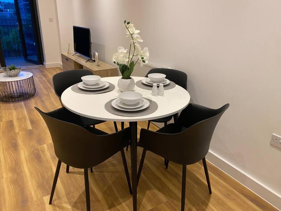 Triple T Homes Cosy 2 Bedroom Apartment With Balcony Ілфорд Екстер'єр фото